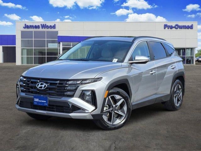 2025 Hyundai Tucson SEL Convenience in Silver — front three-quarter view